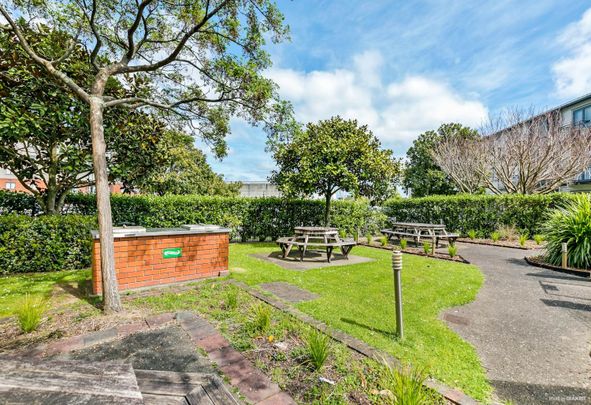 NEW LYNN - 2 Bedroom Apartment with 1 Carpark - Photo 1