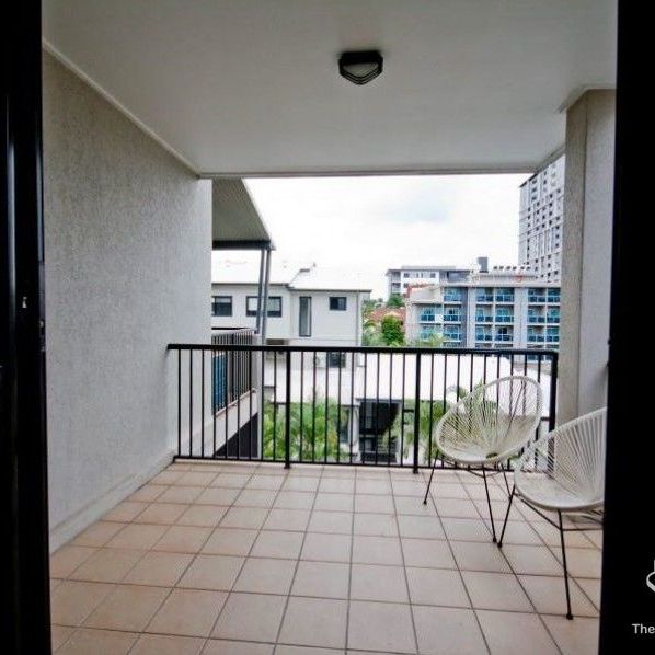 Walk to Toowong village, furnished with two bedrooms - Photo 1