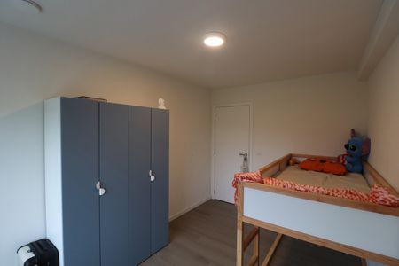 Gerenoveerd duplex-appartement met 3 slaapkamers, terras en autostaanplaats met fietsenberging. - Photo 5