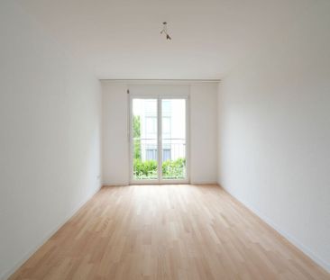 Helle und moderne 5.5-Zimmerwohnung mit Cheminée und grossem Balkon - Photo 2