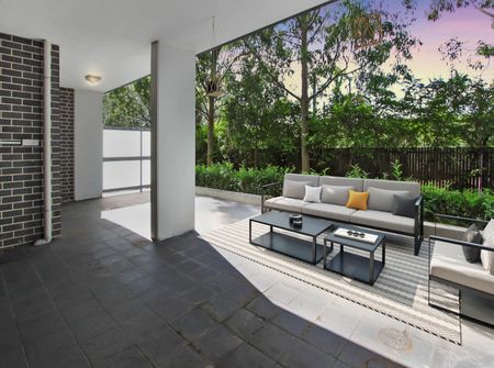 One Bedroom Apartment with Large Courtyard - Photo 5