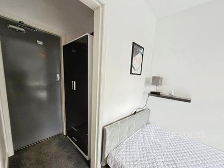 1 bedroom in a house share to rent - Photo 2