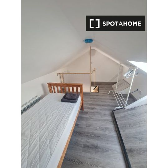 4-bedroom apartment for rent in East Wall, Dublin - Photo 1