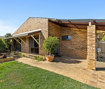 Spacious Villa with Lush Garden Courtyard and Lifestyle Appeal - Photo 5