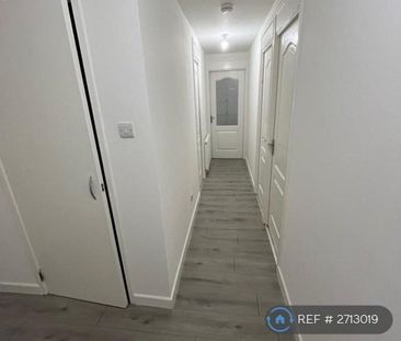 3 bedroom flat to rent - Photo 2