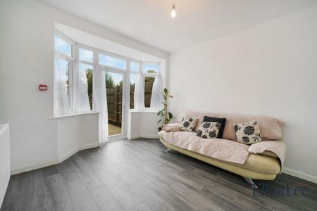 4 bedroom end of terrace house to rent - Photo 2