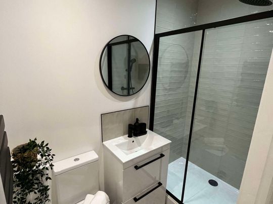 Modern Spacious Studio Rooms Fully Furnished Bills Included - Photo 1