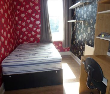 4 bedroom end of terrace house to rent - Photo 2