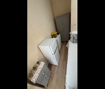 Room in a Shared House, Alston Road, N18 - Photo 3
