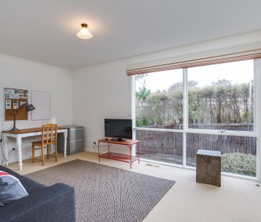 Coastal Comfort in a Quiet Portsea Court - Photo 1
