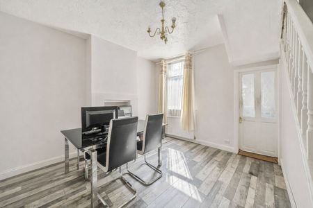 3 Bed Terraced House, Scrooby St, SE6 - Photo 3