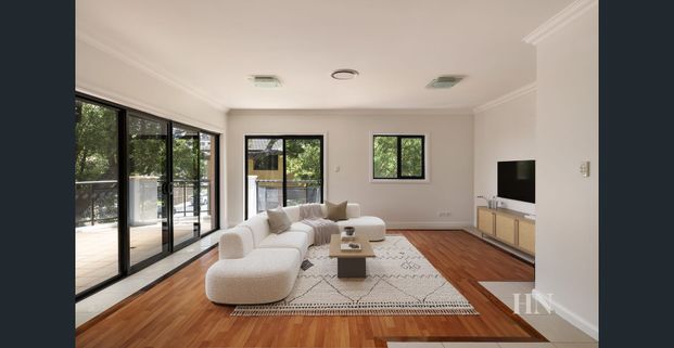 Huge apartment with house-like proportions in an ultra convenient location - Photo 1