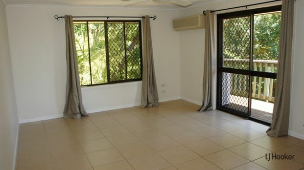 Lovely Top Floor Unit in a Convenient Elanora Location - Photo 1