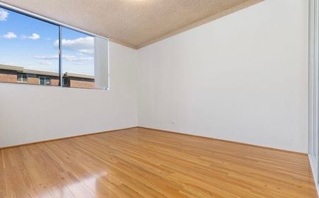 Neat | Bright | Charming | Two Bedder in the heart of Meadowbank - Photo 3