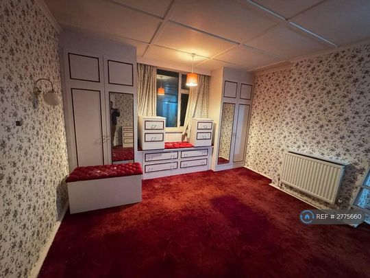 4 bedroom semi-detached house to rent - Photo 1