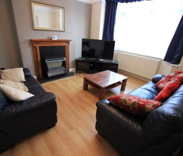 4 bedroom end of terrace house to rent - Photo 1