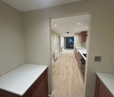 2 Bed Flat, Battersea Park Road, SW11 - Photo 5