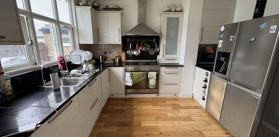 1 bedroom in a house share to rent - Photo 2