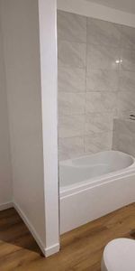 Un grand lumineux 4 1/2 sur un triplex à louer - Photo 3