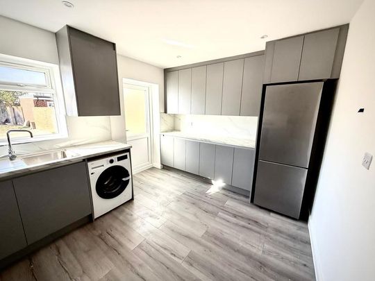 4 bedroom terraced house to rent - Photo 1