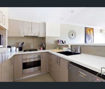 Ultra Convenient two bedroom apartment - Photo 2