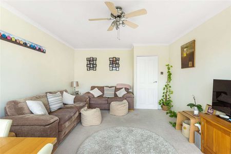 A bright, well-proportioned two bedroom flat in a smart block with lift moments from East Putney station. - Photo 3