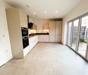 3 bed detached house to rent in Stirling Close, Crowthorne, Berkshi... - Photo 3