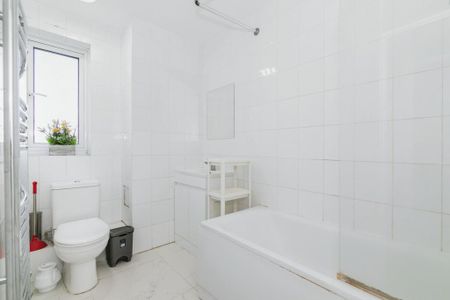 4 bedroom flat to rent - Photo 3