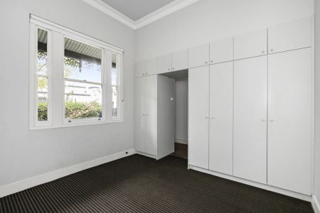 Beautifully renovated brick Victorian with parking - Photo 3