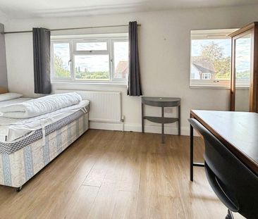 Kings Lane, Englefield Green, Egham, Surrey, TW20 0UA - Photo 2