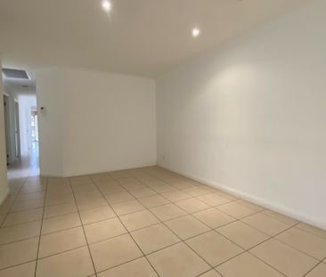 Spacious Three Bedroom Courtyard Home - Photo 3