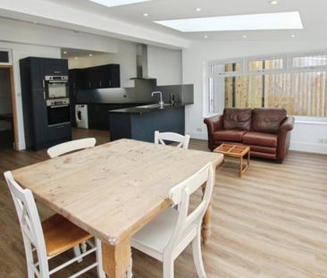 If you are looking to rent a room, in a modern 5 bedroom house in t... - Photo 3