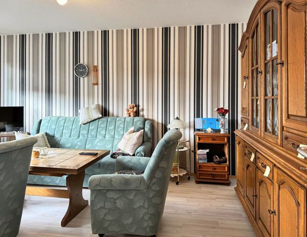 Gemütliche 2ZKB Dachgeschosswohnung mit EBK & Balkon in zentraler Sackgassenlage der Stadt Wiesmoor - Foto 1