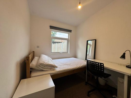 1 bedroom in a house share to rent - Photo 1