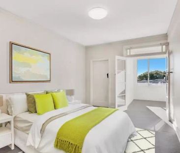 QUIET ART-DECO APARTMENT IN CONVENIENT LOCATION - Photo 1