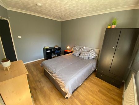 3 bedroom flat to rent - Photo 2