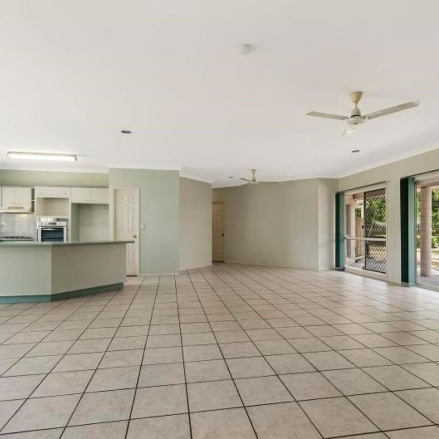 Family Home with Shed! - Photo 1