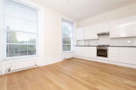 A bright one bedroom apartment in an attractive period house overlooking Arundel Square. - Photo 3