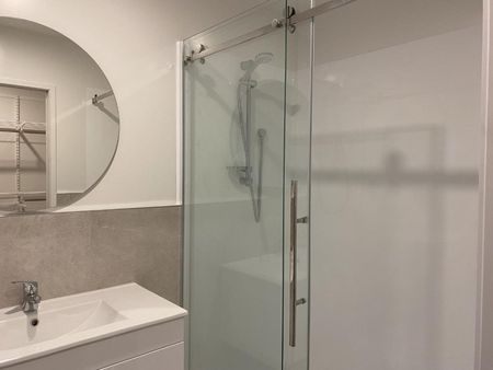 Stylish new build - Photo 2