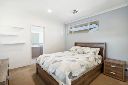 Family Comfort Meets Modern Living - Photo 2