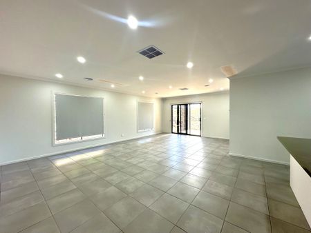 32sq 5 Bedroom Near-New Luxurious Home &lpar;Must Register for Inspection&rpar; - Photo 3