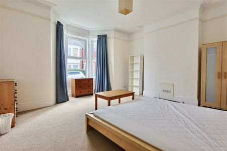2 bedroom Student Flat to rent in Holmwood Grove, Newcastle Upon Tyne - Photo 4