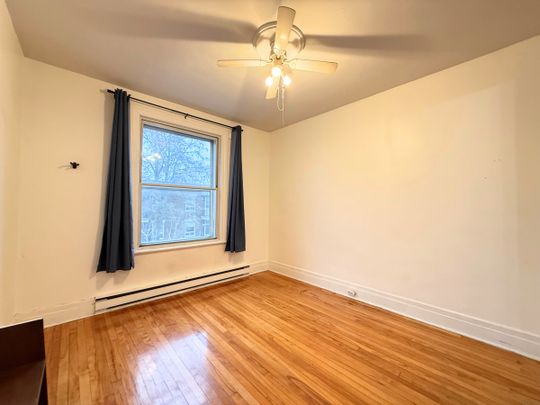 Charmant 4 ½ semi-meublé comprenant 1 chambre et un bureau, en plein centre de Verdun. - Photo 1