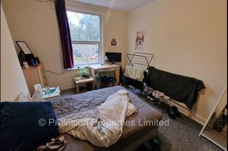 9 Beds in Hyde Park, Leeds - Photo 3