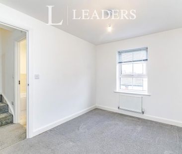 4 bedroom semi-detached house to rent - Photo 5