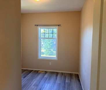 TOP LEVEL UNIT IN A BEAUTIFUL BUILDING! - Photo 1