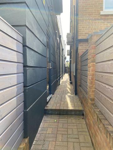 3 bedroom flat to rent - Photo 4