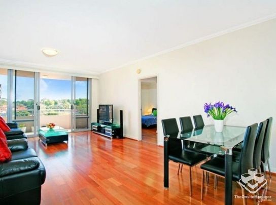 Two bedroom apartment with timber floor - Photo 1