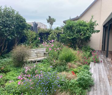 A Little Bit Of English Garden By The Sea - Photo 2