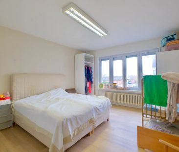 LICHTERVELDE - ZEER RUIM APPARTEMENT MET 3 SLPKS + garagebox - Photo 5